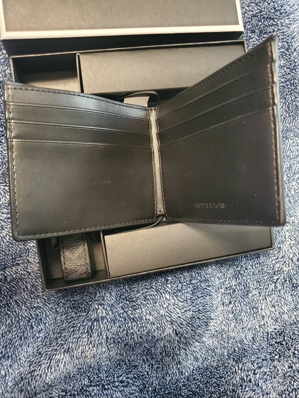 Michael Kors Wallet & Keychain Set